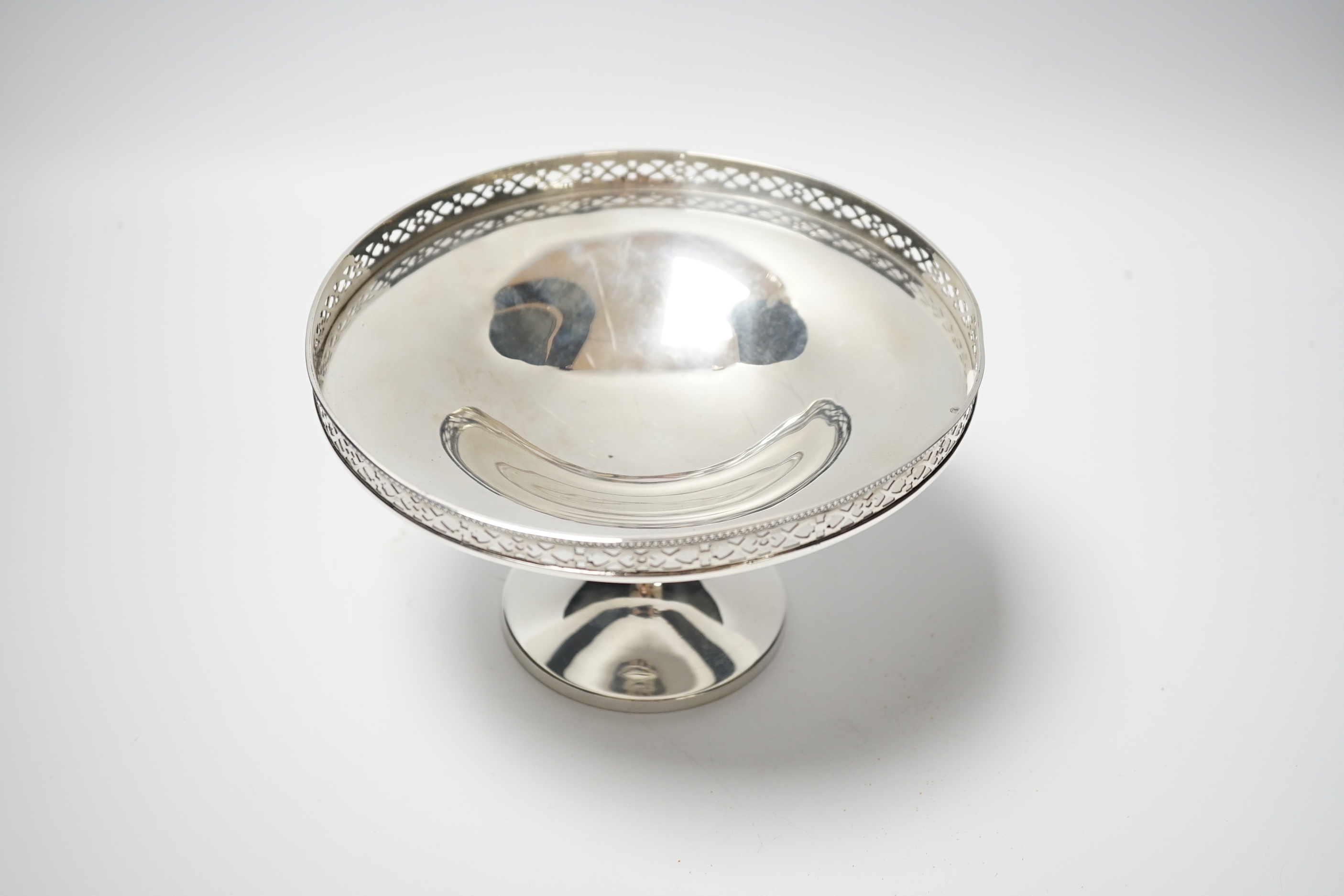 A George V silver tazze, Birmingham, 1924, diameter 18.1cm, 7.4oz.